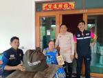 รับถุงยังชีพและสิ่งของพระราชทานมามอบแก่ประชาชนผู้ประสบอุทกภ
